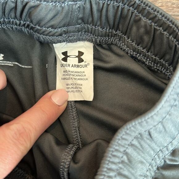 Under Armour size 5 Charcoal Gray Performance Shorts - Picture 3 of 5